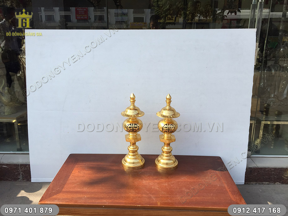 đ&egrave;n đồng thờ c&uacute;ng d&aacute;t v&agrave;ng